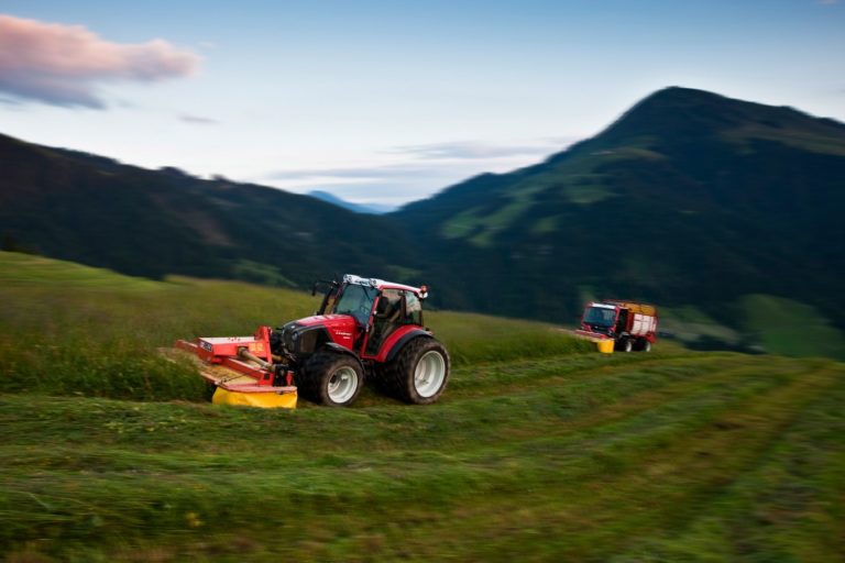 Foto mehrerer Traktoren auf einem Feld