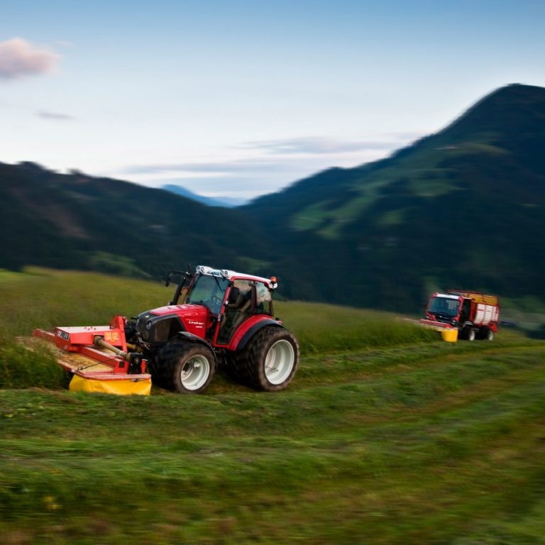 lindner_traktoren Foto mehrerer Traktoren auf einem Feld